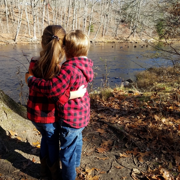 Come into my crowded closet - Picture 3 of 4